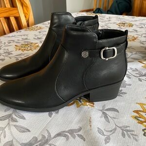 Ladies ankle boot, black . Side zipper, 1  1/2 inch heal,